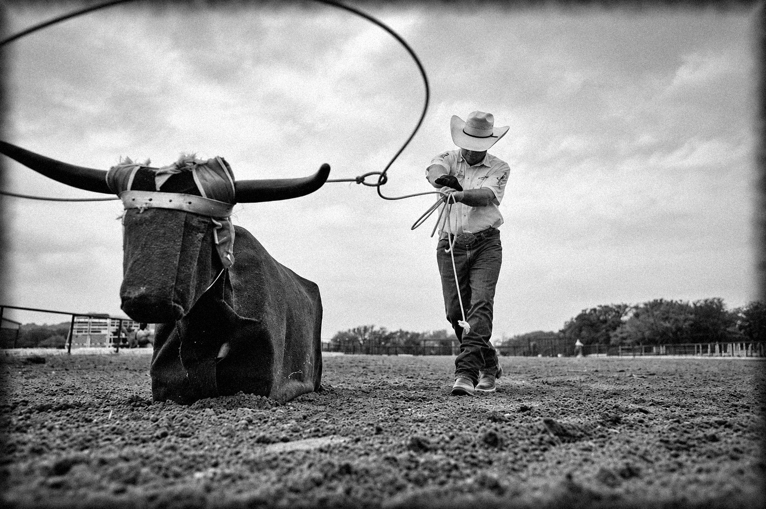 Vaquero practicando el lazo con el muñeco de fierro
